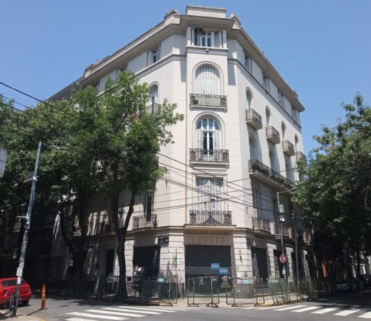 La Justicia argentina ordena el embargo preventivo de más de 100 propiedades de Cristina Kirchner incluido el piso donde cumple prisión domiciliaria