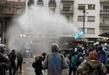 Violencia frente al Congreso argentino: manifestantes lanzan piedras y botellas a la policía en protesta por la ley de propiedad privada