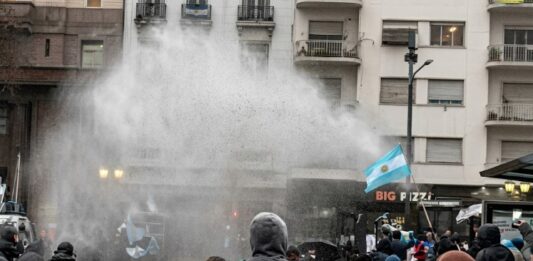 Violencia frente al Congreso argentino: manifestantes lanzan piedras y botellas a la policía en protesta por la ley de propiedad privada