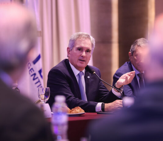 Canciller argentino sale a aclarar polémicos dichos sobre el Estrecho de Magallanes y reafirma compromiso con Chile