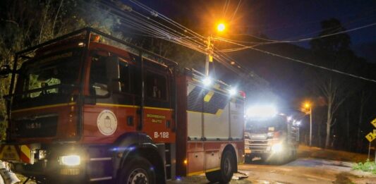 Incendios forestales cercan Quito: nueve focos de fuego obligan a evacuar a decenas de personas