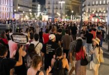 El Sindicato de Inquilinas e inquilinos acampa y protesta en la Puerta del Sol tras el desahucio de una mujer de 87 años en Madrid