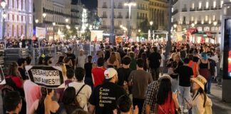 El Sindicato de Inquilinas e inquilinos acampa y protesta en la Puerta del Sol tras el desahucio de una mujer de 87 años en Madrid
