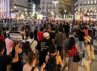 El Sindicato de Inquilinas e inquilinos acampa y protesta en la Puerta del Sol tras el desahucio de una mujer de 87 años en Madrid