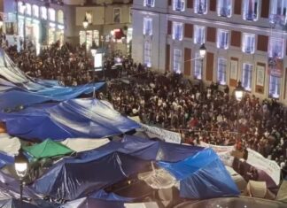 La Comunidad de Madrid exige al Gobierno de Sánchez el desalojo de la Puerta del Sol en 48 horas bajo amenaza de acciones judiciales