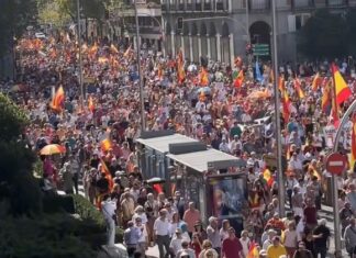Decenas de miles de personas se manifiestan en Madrid en apoyo a Ceuta y en contra de Pedro Sánchez: “¡Es un delincuente!” denunciaron