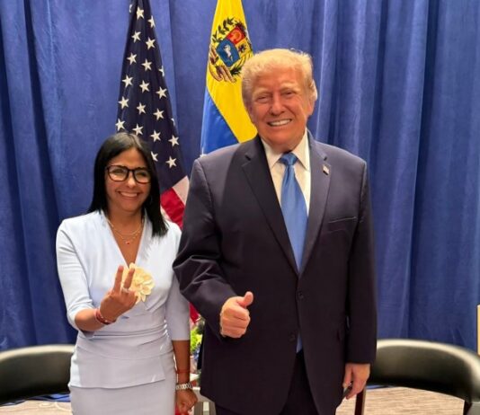 De vociferar contra el «imperio» a arrodillarse ante Trump: La capitulación sin disimulo de Delcy Rodríguez mientras bloquea el regreso de María Corina Machado