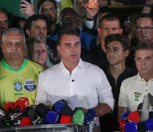 Tensión institucional en Brasil: Flávio Bolsonaro exigirá la anulación de los comicios tras la extensión ilegal del sufragio dispuesta por el STF