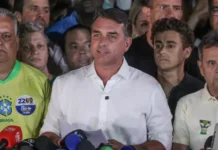 Gobierno argentino confirmó que la salida de Flávio Bolsonaro a EE. UU. fue legal, no tenía alerta de Interpol y archivan la denuncia en Misiones