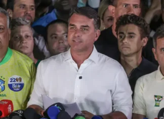 Gobierno argentino confirmó que la salida de Flávio Bolsonaro a EE. UU. fue legal, no tenía alerta de Interpol y archivan la denuncia en Misiones