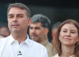Confirman que Flávio Bolsonaro y su familia salieron hacia EEUU en un vuelo privado desde territorio argentino