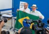 ¡Escandaloso!: Lula al votar posa con la bandera de Brasil, luego la amasa como un trapo y la tira a un costado (Videos)