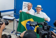 ¡Escandaloso!: Lula al votar posa con la bandera de Brasil, luego la amasa como un trapo y la tira a un costado (Videos)