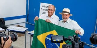 ¡Escandaloso!: Lula al votar posa con la bandera de Brasil, luego la amasa como un trapo y la tira a un costado (Videos)