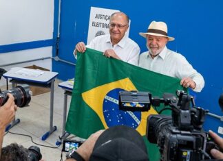 ¡Escandaloso!: Lula al votar posa con la bandera de Brasil, luego la amasa como un trapo y la tira a un costado (Videos)