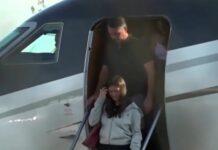 Primeras imágenes de la llegada de Flávio Bolsonaro y su familia a Estados Unidos en avión privado (Video)
