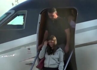 Primeras imágenes de la llegada de Flávio Bolsonaro y su familia a Estados Unidos en avión privado (Video)