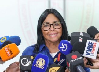 Tras negarle varias veces la entrada, María Corina Machado volvió a Venezuela mientras Delcy Rodríguez califica su retorno de «show» (Video)