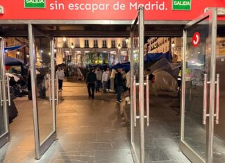 Brutal ataque de antisistemas a una periodista en la Puerta del Sol ante la inacción policial: Vox inicia querella al Gobierno de Sánchez (Video)