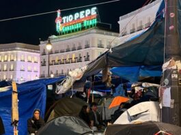 Tensión en la Puerta del Sol: la acampada continúa tras la muerte de Maricarmen, la anciana desahuciada que increpó al Gobierno de Sánchez