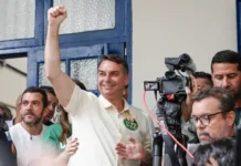 Flávio Bolsonaro da la sorpresa, gana la primera vuelta en Brasil y frena el avance de Lula