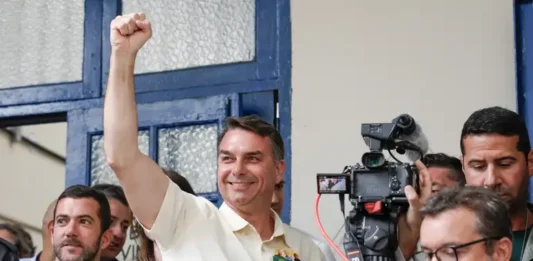 Flávio Bolsonaro da la sorpresa, gana la primera vuelta en Brasil y frena el avance de Lula
