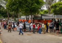 Elecciones en Brasil: Lula y Flávio Bolsonaro votan con contundentes mensajes ante la perspectiva de un reñido balotaje