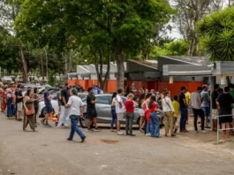 Elecciones en Brasil: Lula y Flávio Bolsonaro votan con contundentes mensajes ante la perspectiva de un reñido balotaje