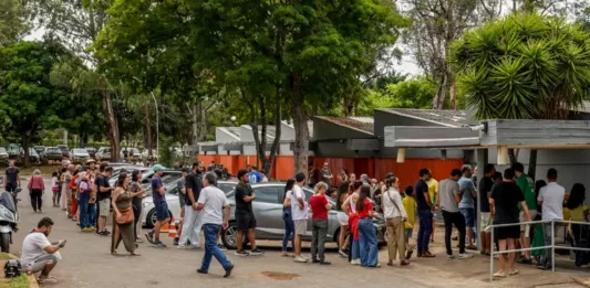Elecciones en Brasil: Lula y Flávio Bolsonaro votan con contundentes mensajes ante la perspectiva de un reñido balotaje